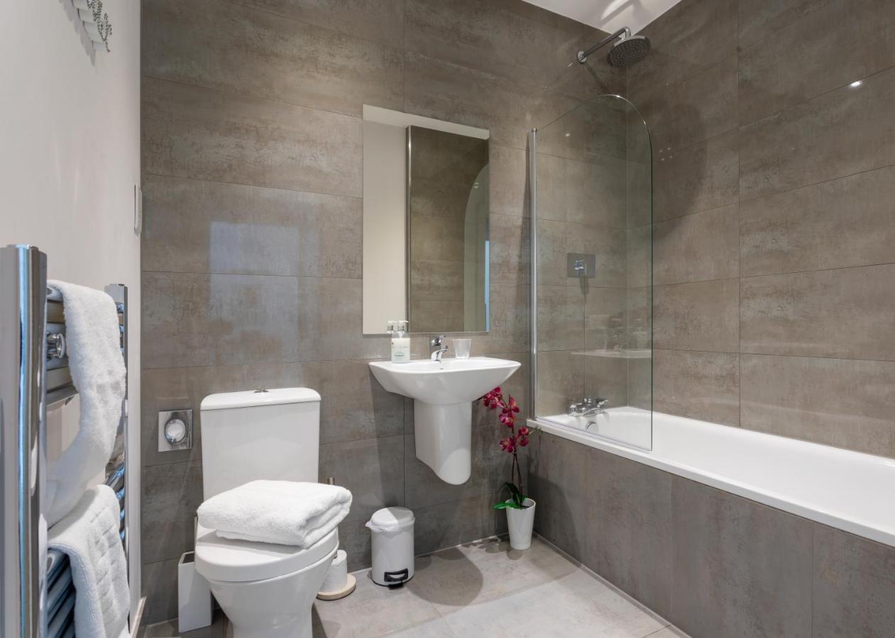 1 Bed Apartment - Redhill Central, Surrey, Gatwick #3 Exterior photo